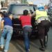Anggota Unit Lantas Polsek Sukaraja Bantu Mobil Mogok di Depan Kantor Kecamatan