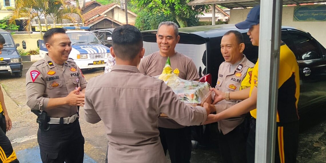 Kapolsek Baros Rayakan UlangTahun ke-53 Personil Polsek Baros giat Ucapan dan Suprise