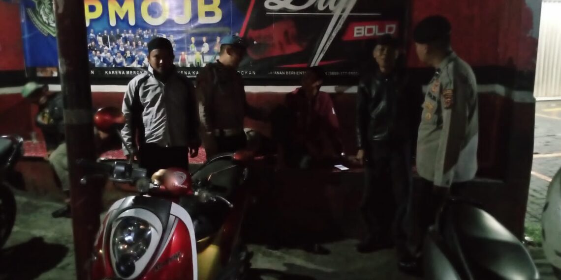 Patroli Dialogis Malam Hari Berikan Imbauan Kamtibmas Kepada Masyarakat Di Wilkum Polsek Sukalarang