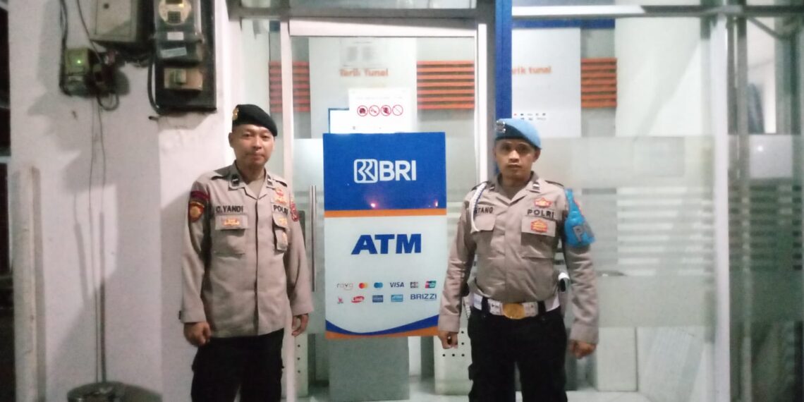 Cegah Kejahatan Perbankkan saat Patroli Malam Polisi kontrol ATM BRI