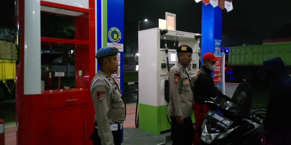 Anggota Patroli Polsek Sukalarang Melaksanakan Patroli  Malam Kontrol SPBU