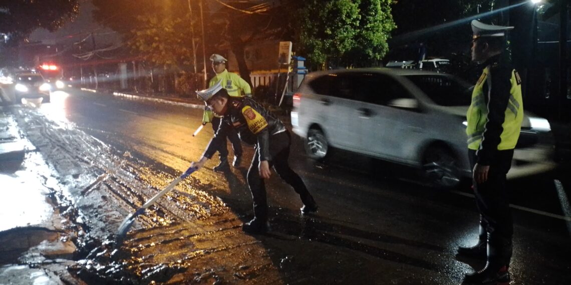 Cegah Laka Lantas, Polantas di Sukabumi Bersihkan Lumpur Yang Luber ke Jalan