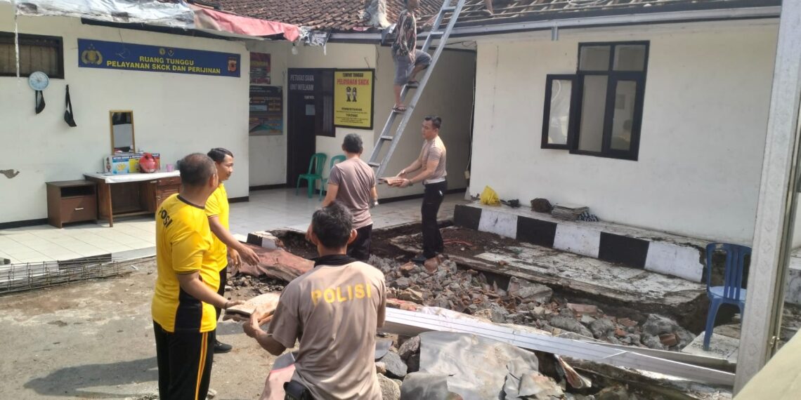 Jum’at berkah Kerja Bakti: Polsek Baros Gelar Personil Renovasi Pembangunan Mushola Polsek Baros