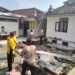 Jum’at berkah Kerja Bakti: Polsek Baros Gelar Personil Renovasi Pembangunan Mushola Polsek Baros