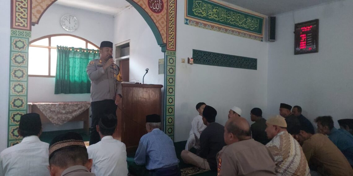 Safari Jum’at Keliling,Kapolsek Cisaat sampaikan himbauan kamtibmas