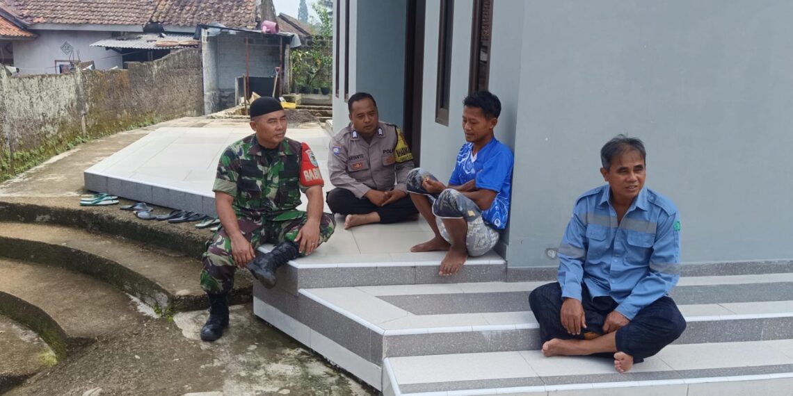 Senergitas TNI – POLRI Duduk Bersama Warga, Bhabinkamtibmas Ajak Warganya untuk Bersama-sama Jaga Situasi Kamtibmas yang Kondusif