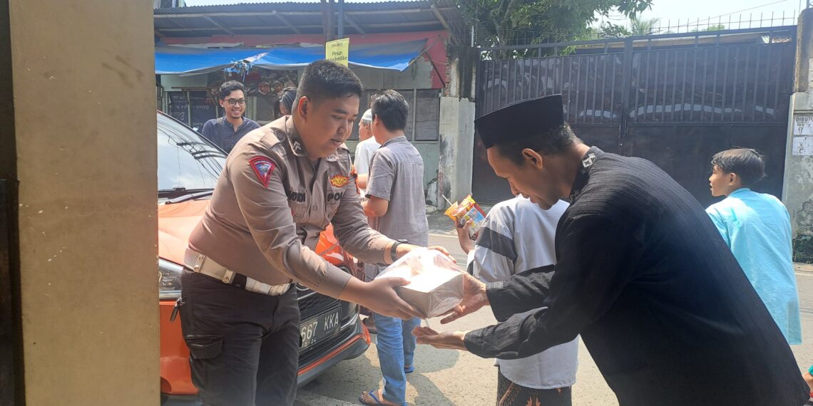 Warga Citamiang Sukabumi Terima Nasi Kotak di Jum’at Berbagi Polisi