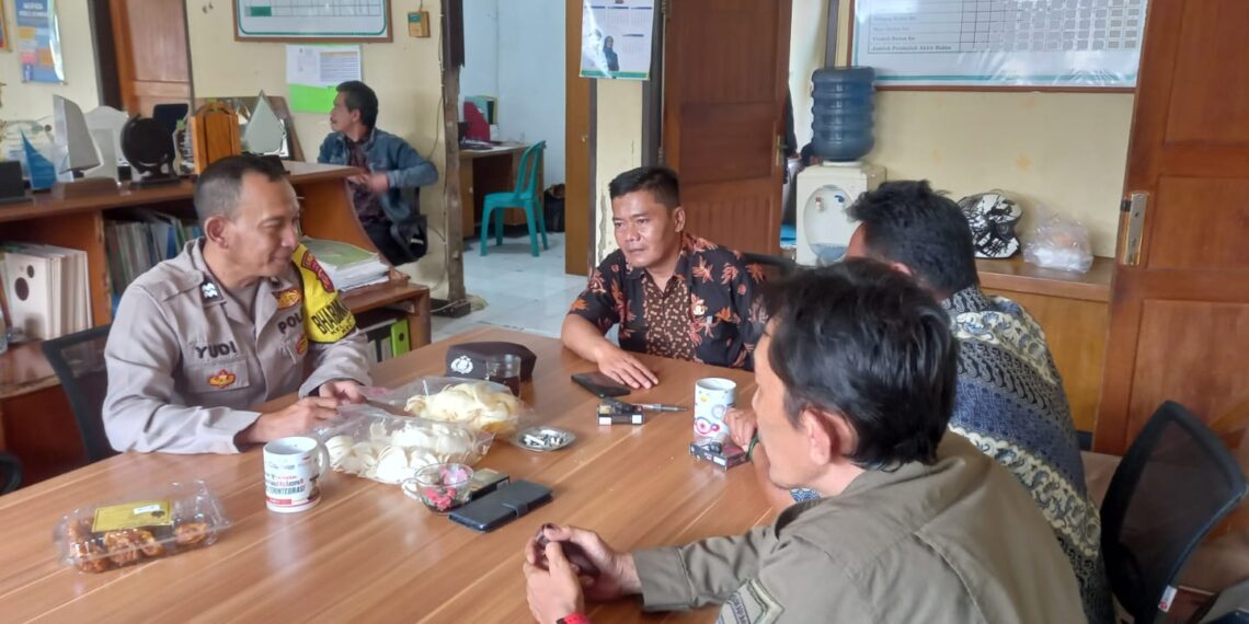 Bhabinkamtibmas Jayamekar laksanakan dialogis bersama Staf Kelurahan Jayamekar tingkatkan  Harkamtibmas