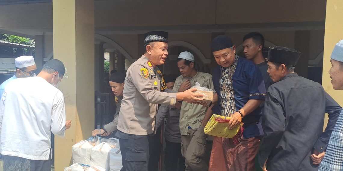 Polsek Citamiang Sambut Jumat Berkah dengan Berbagi Nasi Box kepada Warga Sekitar
