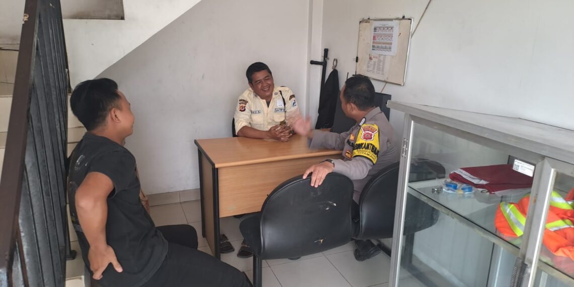 Guna menciptakan keamanan dan kondusif, Polsek Citamiang Patroli Dialogis dan Sambangi Warga.