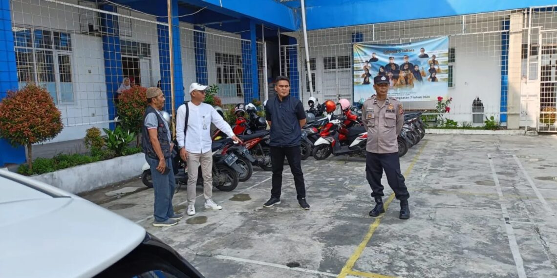 Samapta Polsek Sukaraja Polres Sukabumi Kota bersama Anggota melakukan pengamanan kunjungan Anggota DPR RI