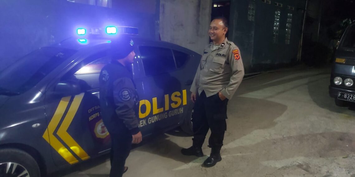 Unit Patroli dan Bhabinkamtibmas Polsek Gunungguruh laksanakan Dialogis bersama masyarakat warga Desa Cikujang yang sedang melaksanakan ronda malam