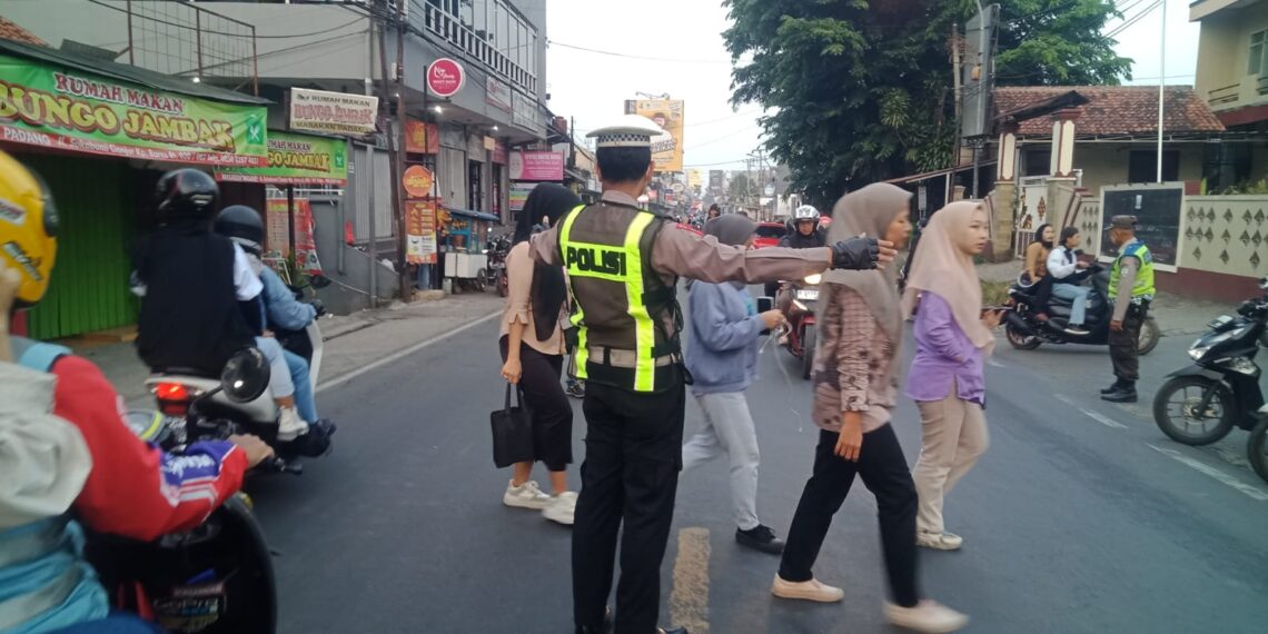 Antisipasi Kemacetan Pagi, Unit Lantas Polsek Sukalarang Melaksanakan Gatur Lalin Saat Jam Masuk Karyawan