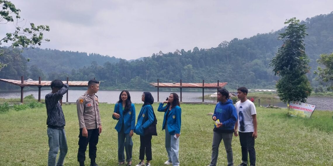 Personil Polsek kadudampit Melaksanakan giat Patroli tempat wisata situgunung antisipasi libur akhir pekan.