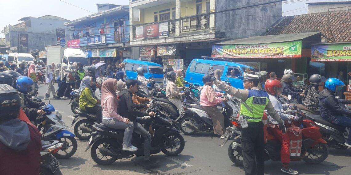 Antisipasi Kemacetan Siang, Unit Lantas Polsek Sukalarang Melaksanakan Gatur Lalin