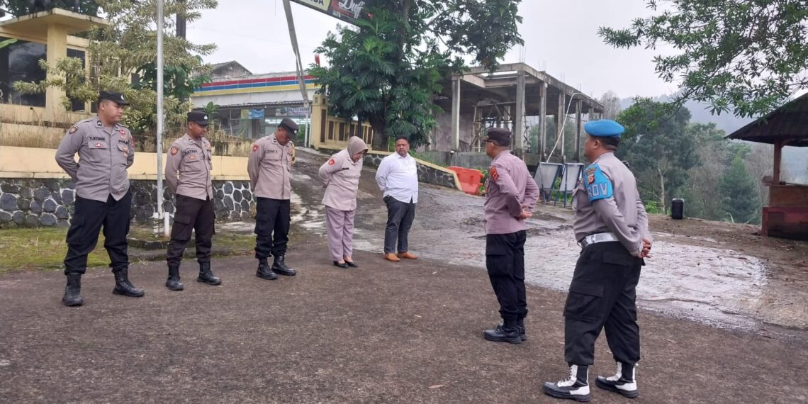 Apel Pagi dan Pengecekan Kelengkapan Personil Polsek Kadudampit sebagai Bentuk Kedisiplinan