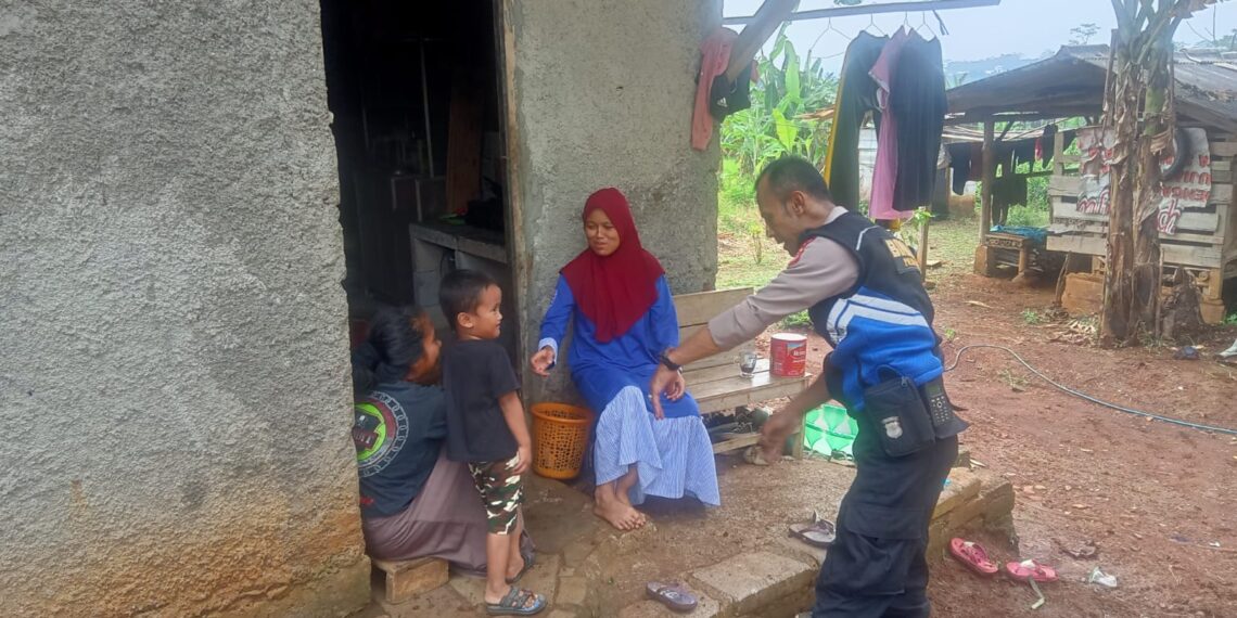 Bhabin Kamtimbas Polsek Lembursitu Turun Pantau Masyarakat yang Mengidap Stunting