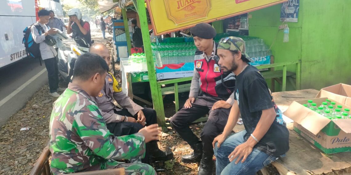 Sinergitas TNI – Polri Sambang warga, Bhabinkamtibmas Sudajayahilir Sampaikan Pesan Kamtibmas