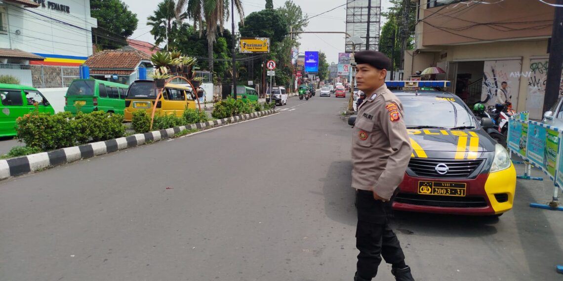 Unit Patroli Samapta Polsek Cikole Laksanakan Giat Pengaturan Di Pagi Hari