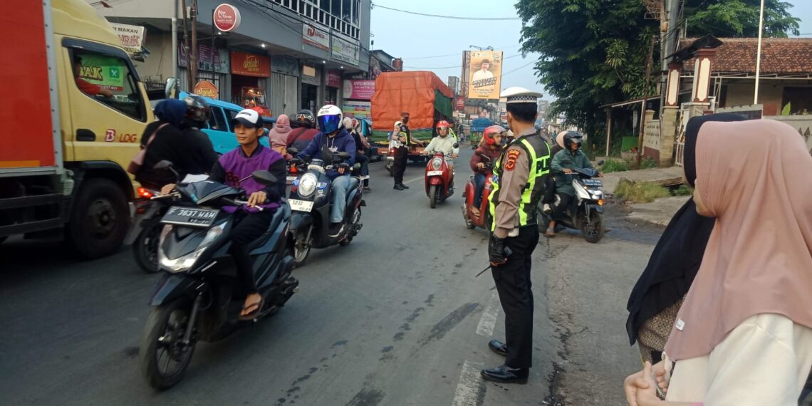 Antisipasi Kemacetan Pagi, Unit Lantas Polsek Sukalarang Laksanakan Gatur Lalin Saat Jam Masuk Karyawan