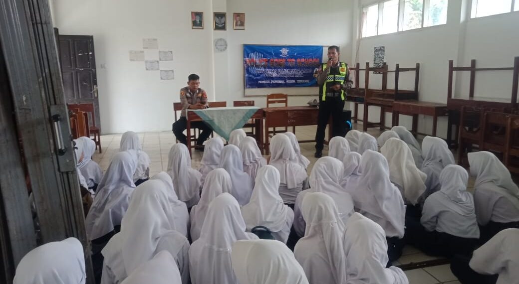 Polisi Goes To School di SMP ISLAM AL – GHAZALI Sukalarang Dan Sosialisasi Akan Pentingnya Tertib Berlalu Lintas