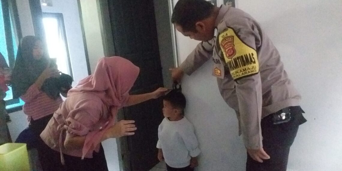 Bhabinkamtibmas Polsek Sukalarang Dampingi Giat Posyandu Dalam Rangka Cegah Stunting