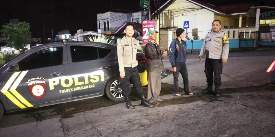 Patroli Dialogis Malam Hari Berikan Imbauan Kamtibmas Kepada Masyarakat Di Wilkum Polsek Sukalarang