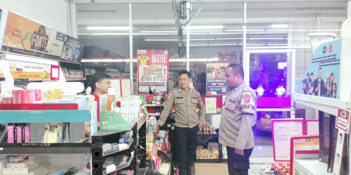Polsek Sukalarang Patroli Toko Minimarket dan Dialogis dengan Karyawan