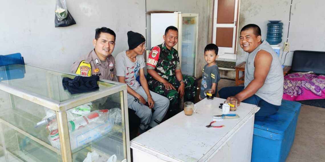 Dekati warga Babinkamtibmas bersinergi dengan Babinsa Sambangi Warga dan Berikan Imbauan Kamtibmas