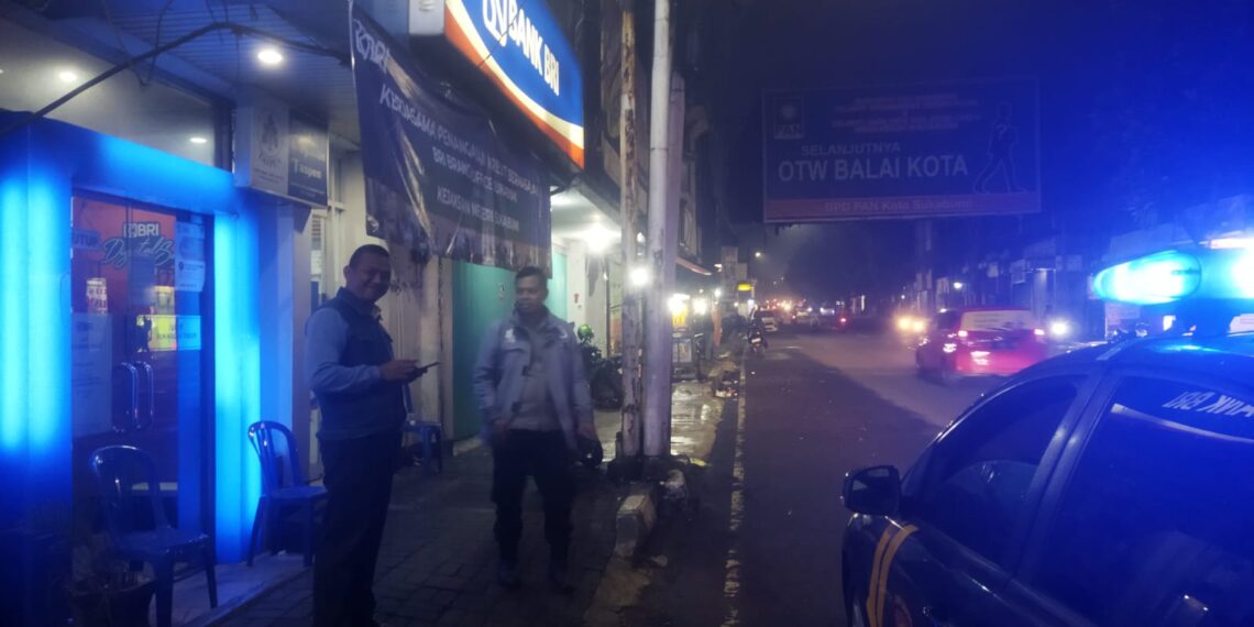 Polsek Cikole Laksanakan Patroli Pada Malam Hari Untuk Antisipasi Terjadinya Gangguan Kamtibmas
