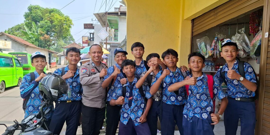 Cegah Tawuran Pelajar, Bhabinkamtibmas Polsek Kebonpedes Patroli Saat Bubaran Sekolah