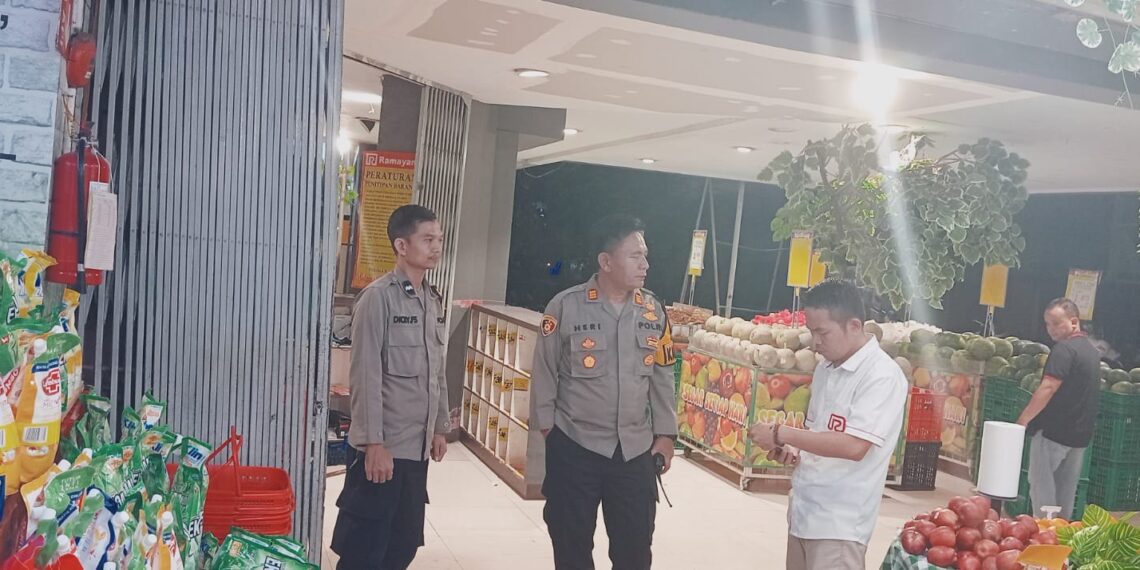 Guna menciptakan keamanan dan kondusif, Kapolsek Citamiang Patroli Dialogis  Sambangi Karyawan  Ramayana Dept Store.