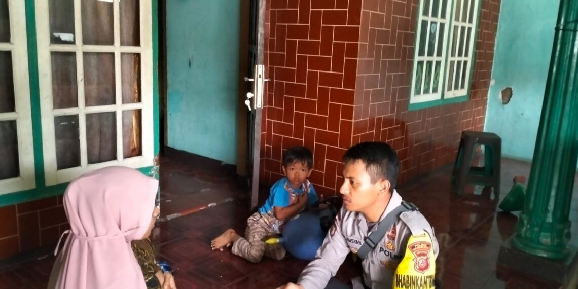 Sambangi Pemukiman Warga, Polisi di Sukabumi Edukasikan Pencegahan Stunting