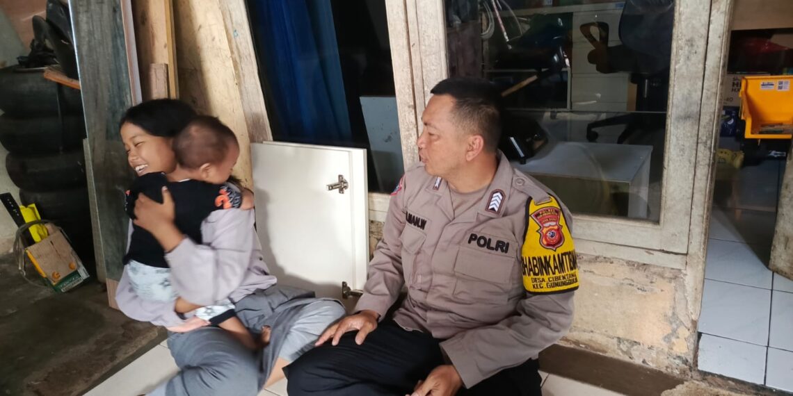 Sambangi Warga , Bhabinkamtibmas Polsek Gunungguruh Berikan Edukasi Cegah Stunting
