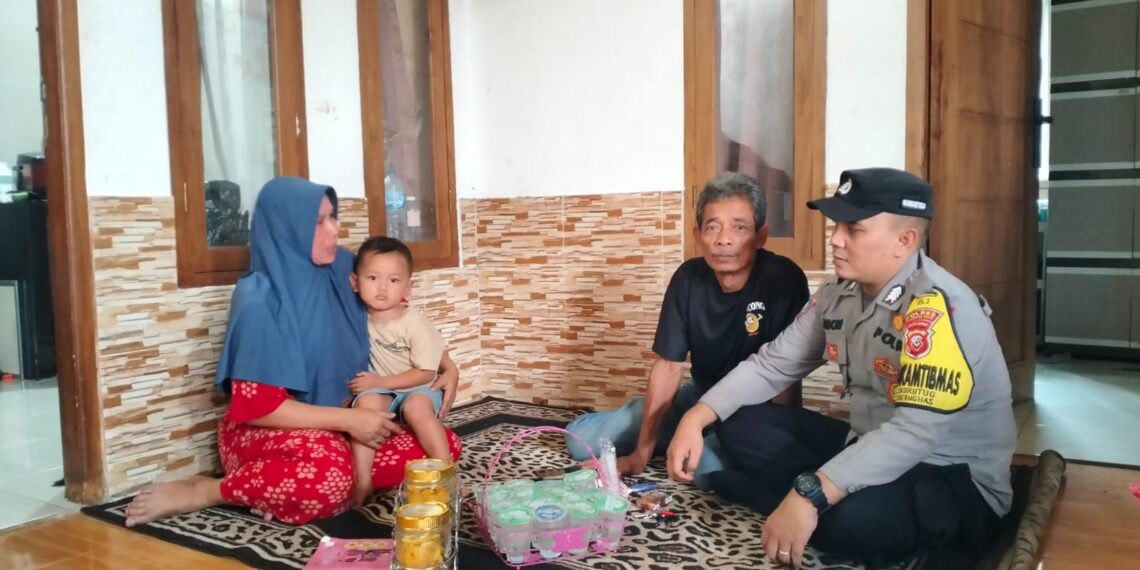 Melalui Dor To Dor, Bhabinkamtibmas Polsek Cireunghas Ajak Warga Jaga Kamtibmas