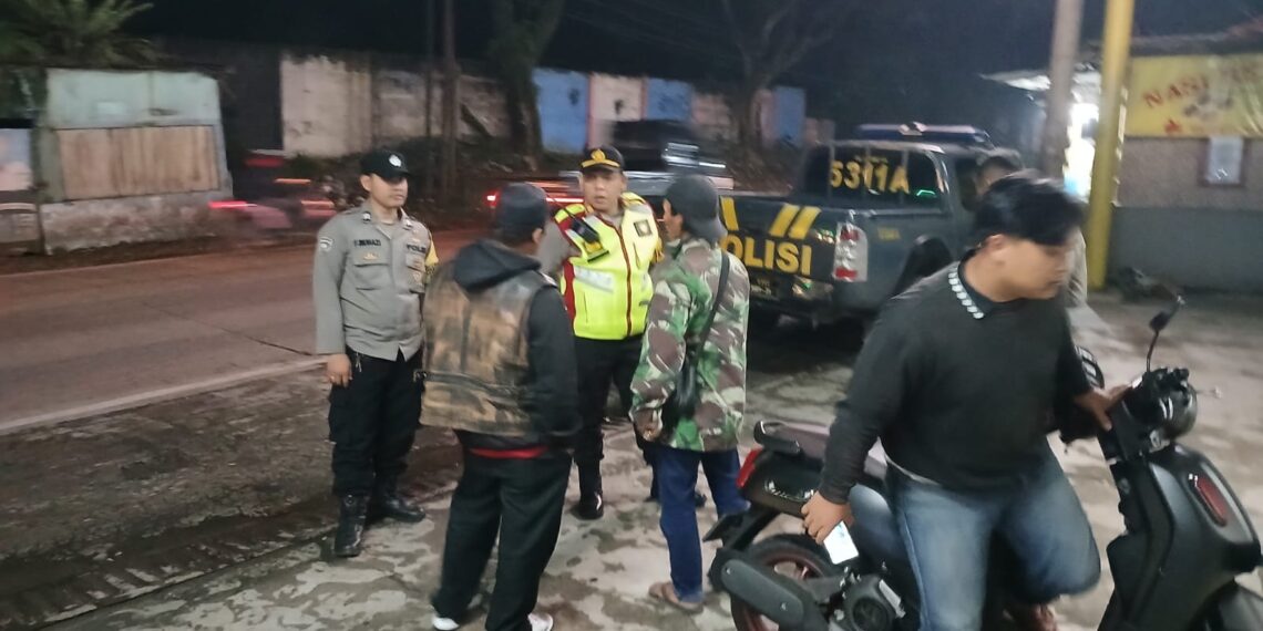 Antisipasi  Kejahatan malam Kapolsek Sukalarang Pimpin Patroli KRYD Himbauan Kepada Pemuda Yang Masih Nongkrong