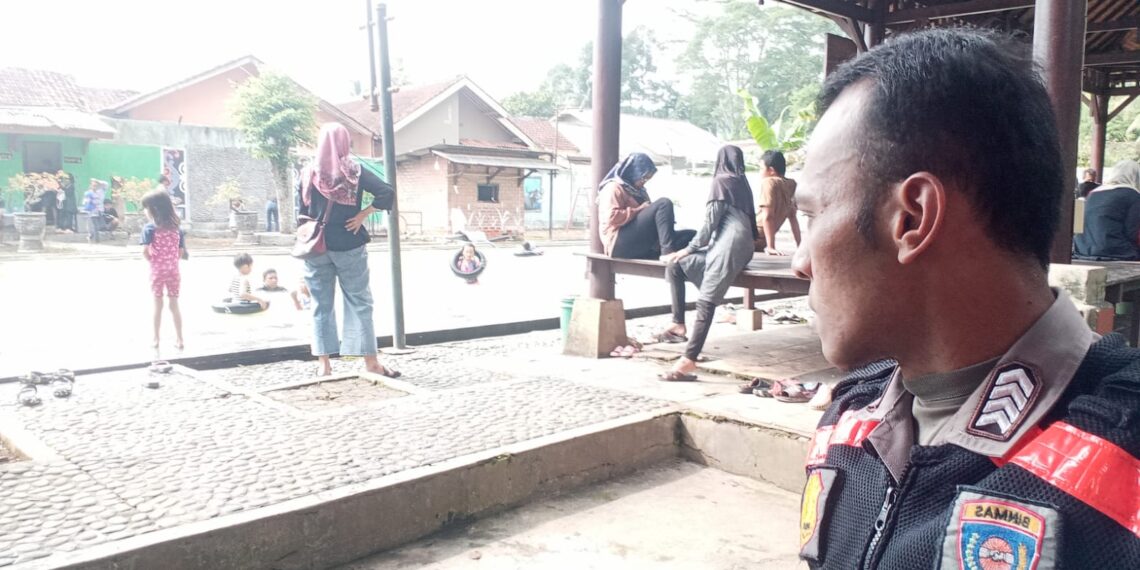 Personil Polsek Lembursitu melaksanakan Giat kontrol monitoring tempat wisata air panas cikundul