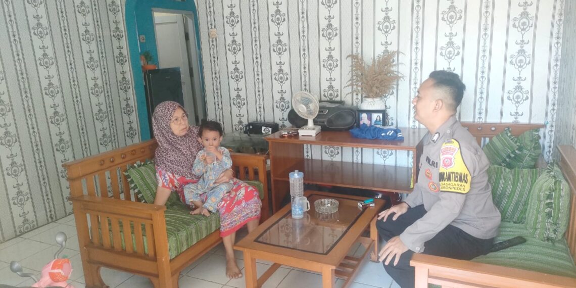 Dukung Percepatan Penurunan Stunting, Bhabinkamtibmas Polsek Kebonpedes Sampaikan Himbauan Kepada Warga Desa Binaan