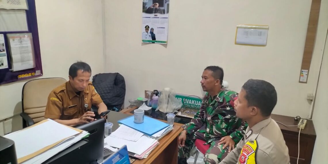 Sinirgitas TNI-POLRI Bhabinkamtibmas bersama Babinsa Kelurahan Tipar Koordinasi Kepada Seklur Kelurahan Tipar