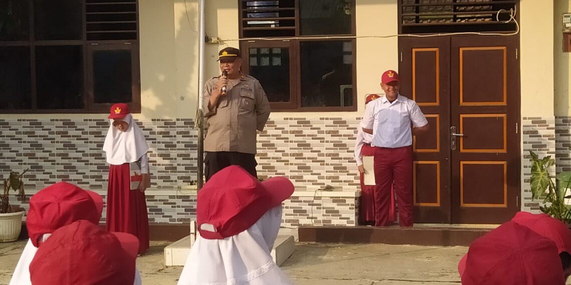 Panit Binmas Polsek Cisaat jadi Pembina Upacara Hari Senin di Sekolah