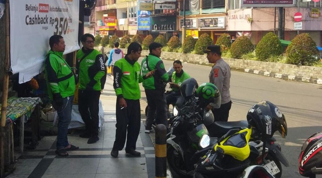Unit Samapta Polsek Cikole Laksanakan Giat Dialogis Dengan Ojol