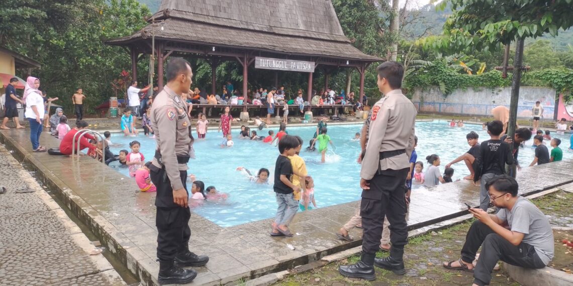 Patroli Tempat Wisata Kolam Renang Sport Garden Anggota Samapta Polsek Lembursitu