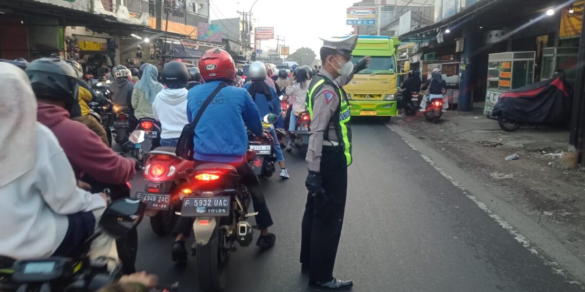 Antisipasi Kemacetan Pagi, Unit Lantas Polsek Sukalarang Laksanakan Gatur Lalin Saat Jam Masuk Karyawan