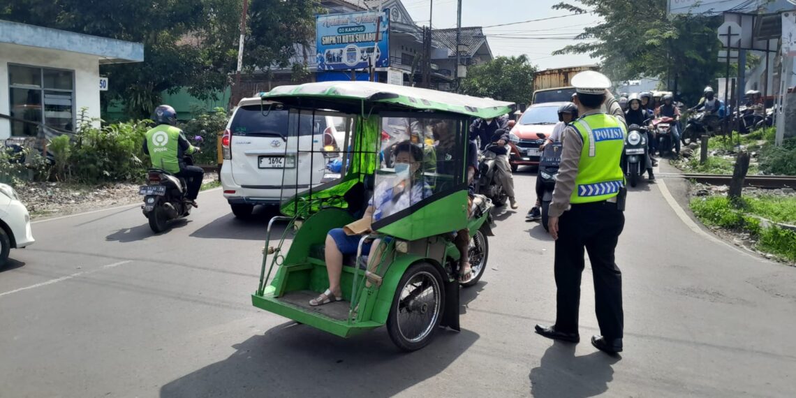 Gatur Lalu Lintas Polsek Warudoyong Paska melintas Kereta Api Pangrango