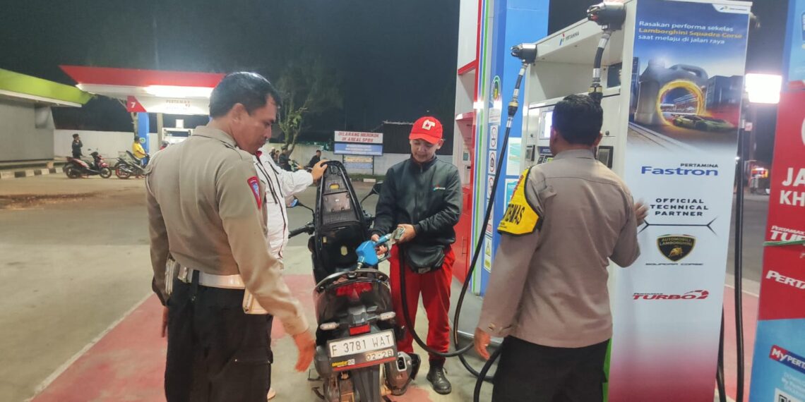 Anggota Patroli Polsek Sukalarang Laksanakan Patroli Malam Kontrol SPBU