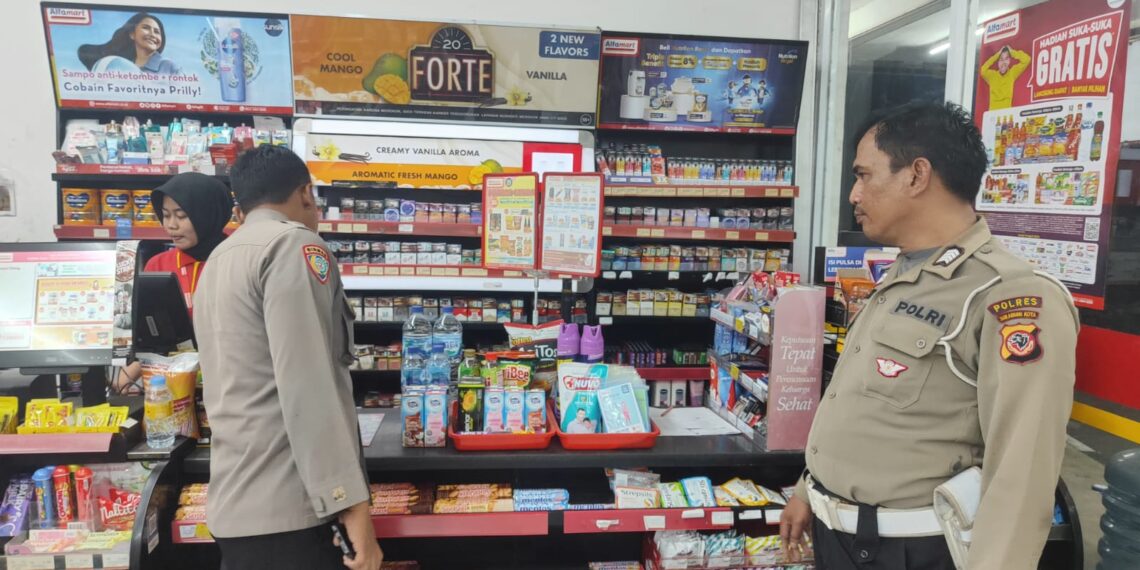 Polsek Sukalarang Patroli Toko Minimarket dan Dialogis dengan Karyawan