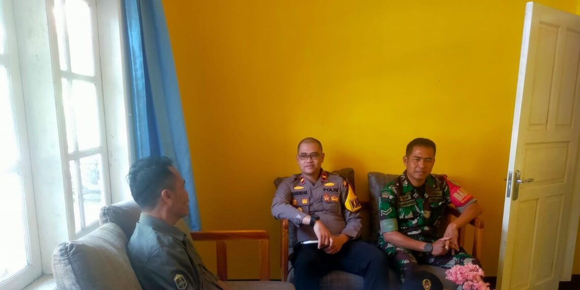 Sinergitas TNI – POLRI Kunjungi Kantor Camat Kadudampit