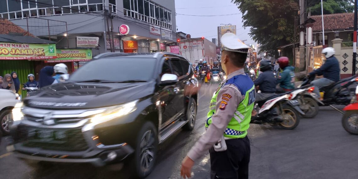 Antisipasi Kemacetan Pagi, Unit Lantas Polsek Sukalarang Laksanakan Gatur Lalin Saat Jam Masuk Karyawan