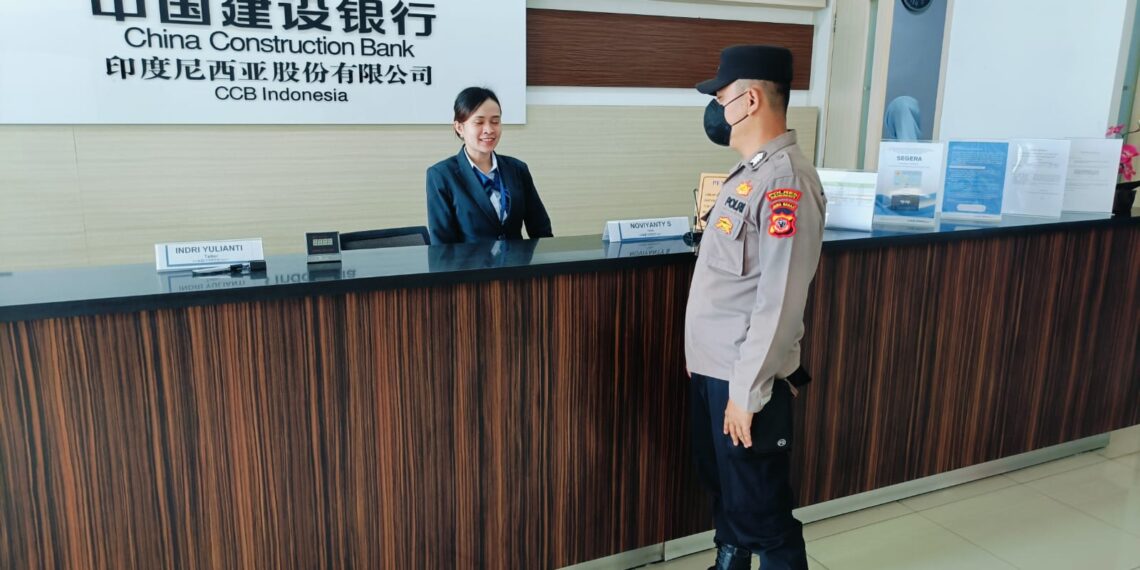 Cegah Aksi Kriminalitas, Polisi di Kota Sukabumi Lakukan Pengawalan Bank CCB