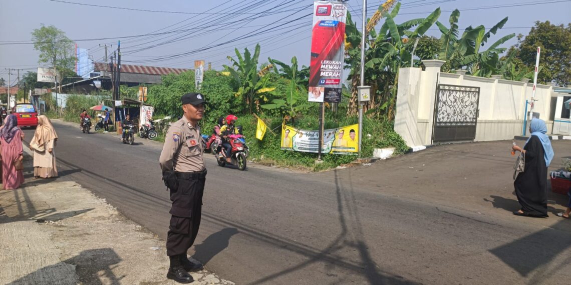 Anggota Samapta Polsek Sukabumi Laksanakan Kegiatan Penjagaan dan Pengaturan Arus Lalu lintas